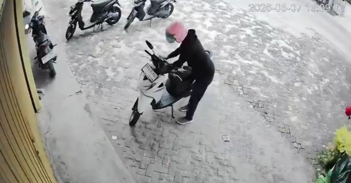 Aksi Pencurian Terekam CCTv, Motor Hilang Hitungan Detik di Pekanbaru 