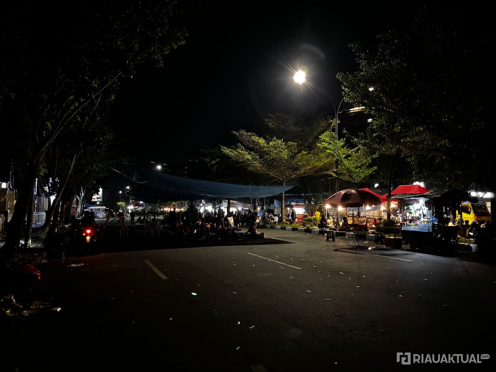 Pendemo Masih Bertahan Hingga Malam, Dirikan Dapur Umum dan Toilet Portabel