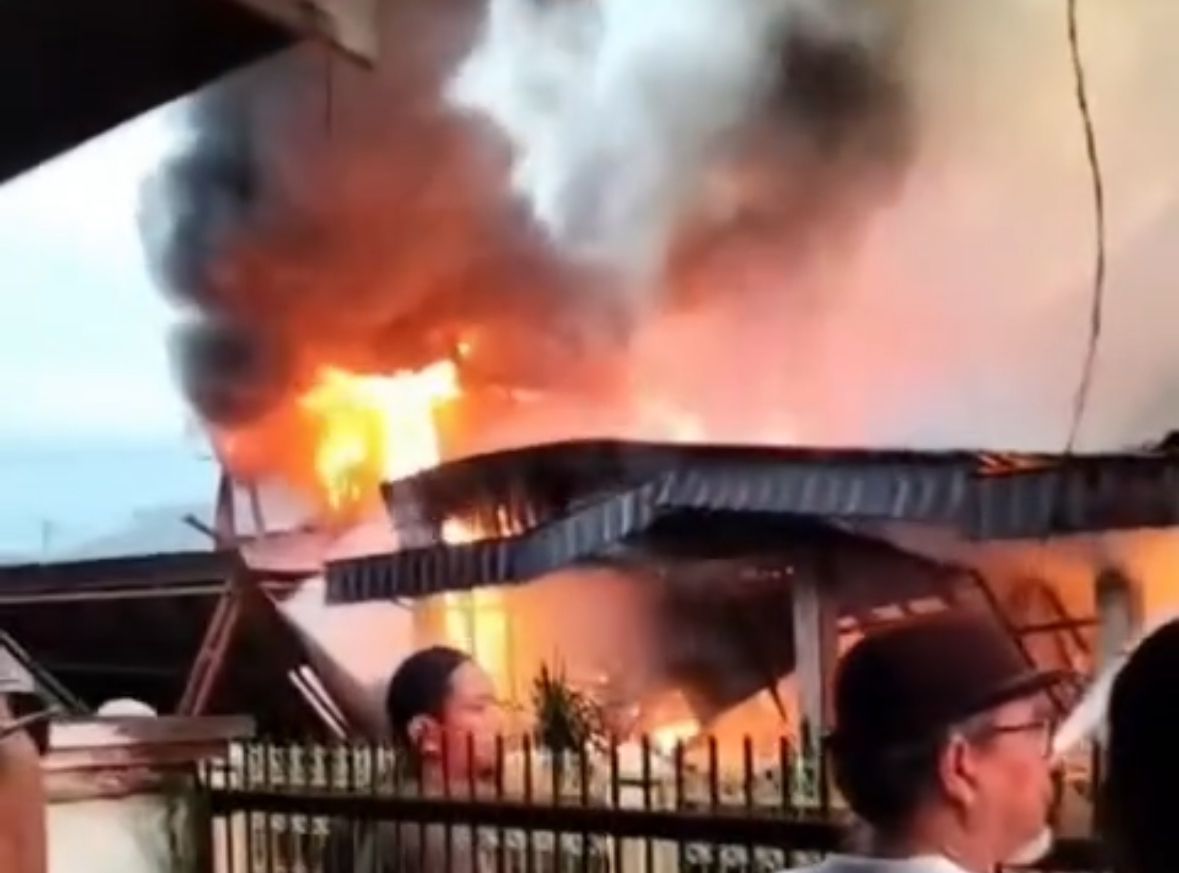 Kebakaran Hebohkan Permukiman di Delima Pekanbaru, Api Cepat Membesar