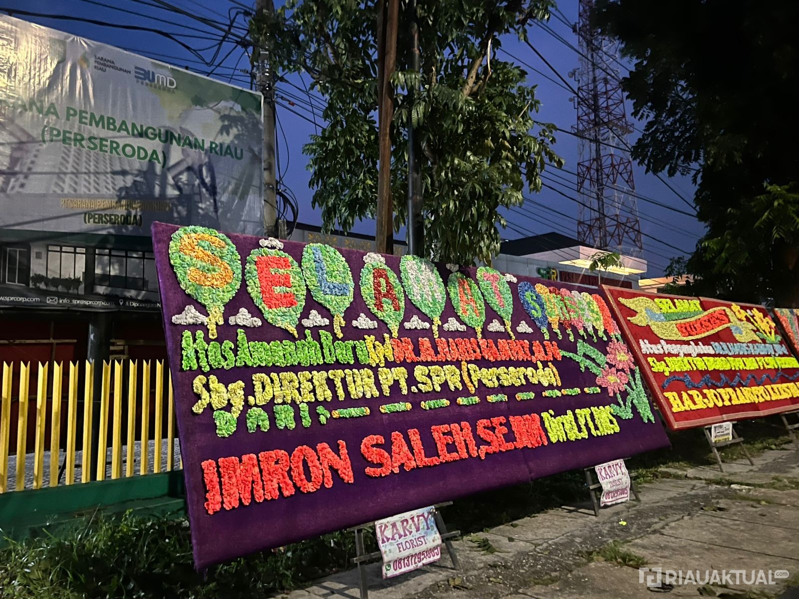 Papan Ucapan Selamat Tertuju Untuk Harris Kampay Penuhi Halaman Kantor PT SPR