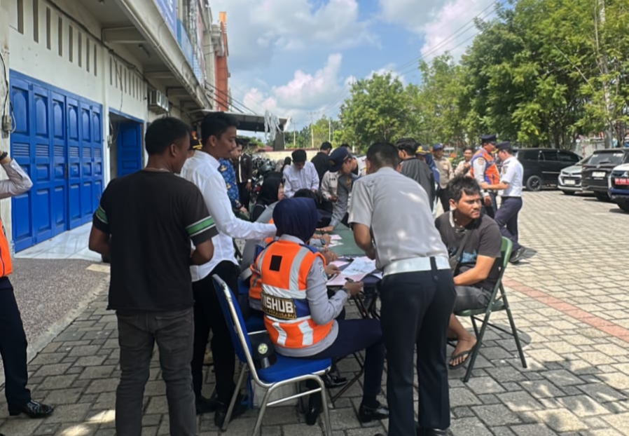 Nekat Masuk Kota, Dishub Pekanbaru dan Petugas Gabungan Tilang 16 Truk ODOL