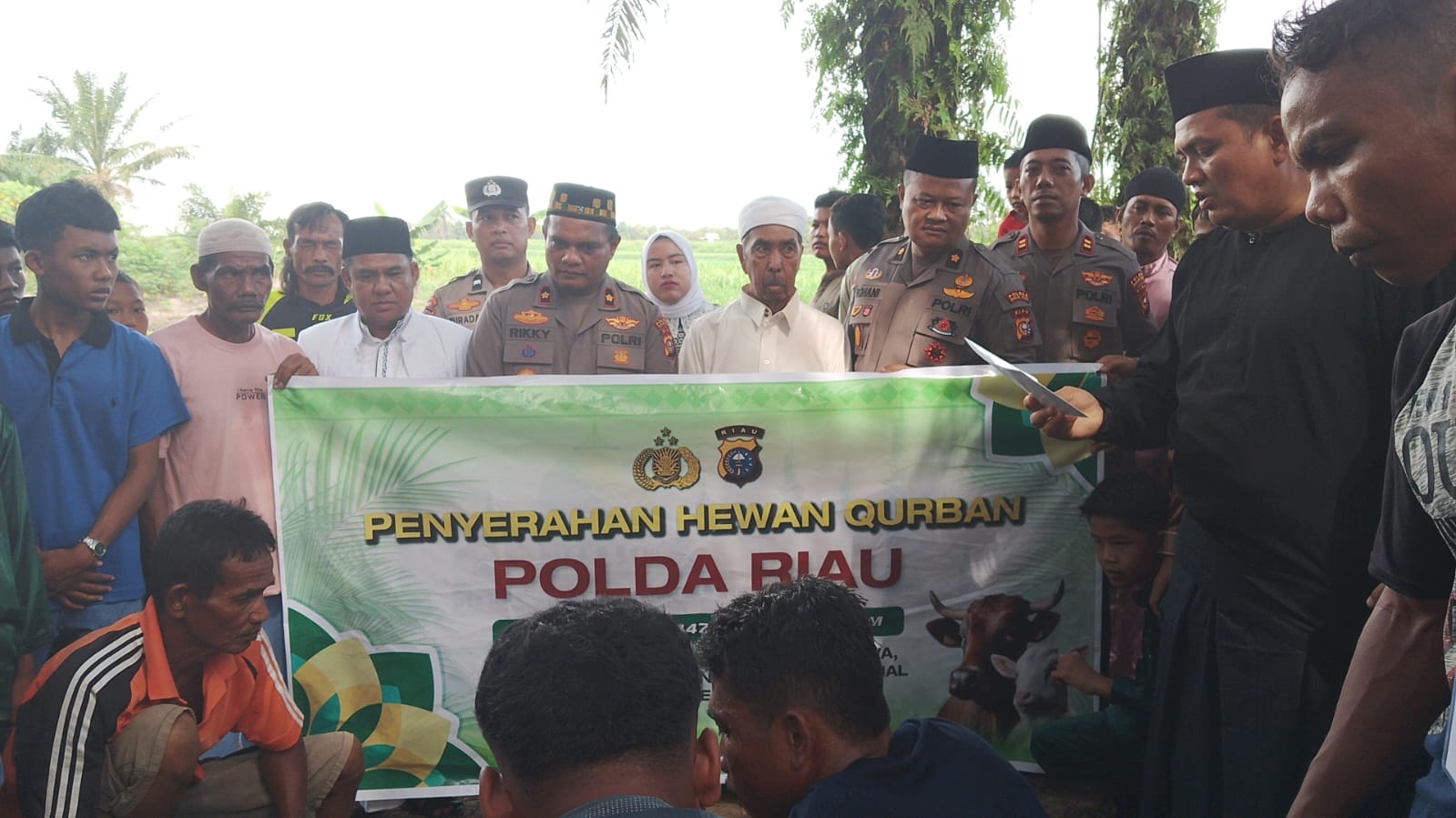 Kapolda Riau dan Kapolres Rohil Salurkan Hewan Kurban untuk Warga Panipahan dan Rantau Kopar