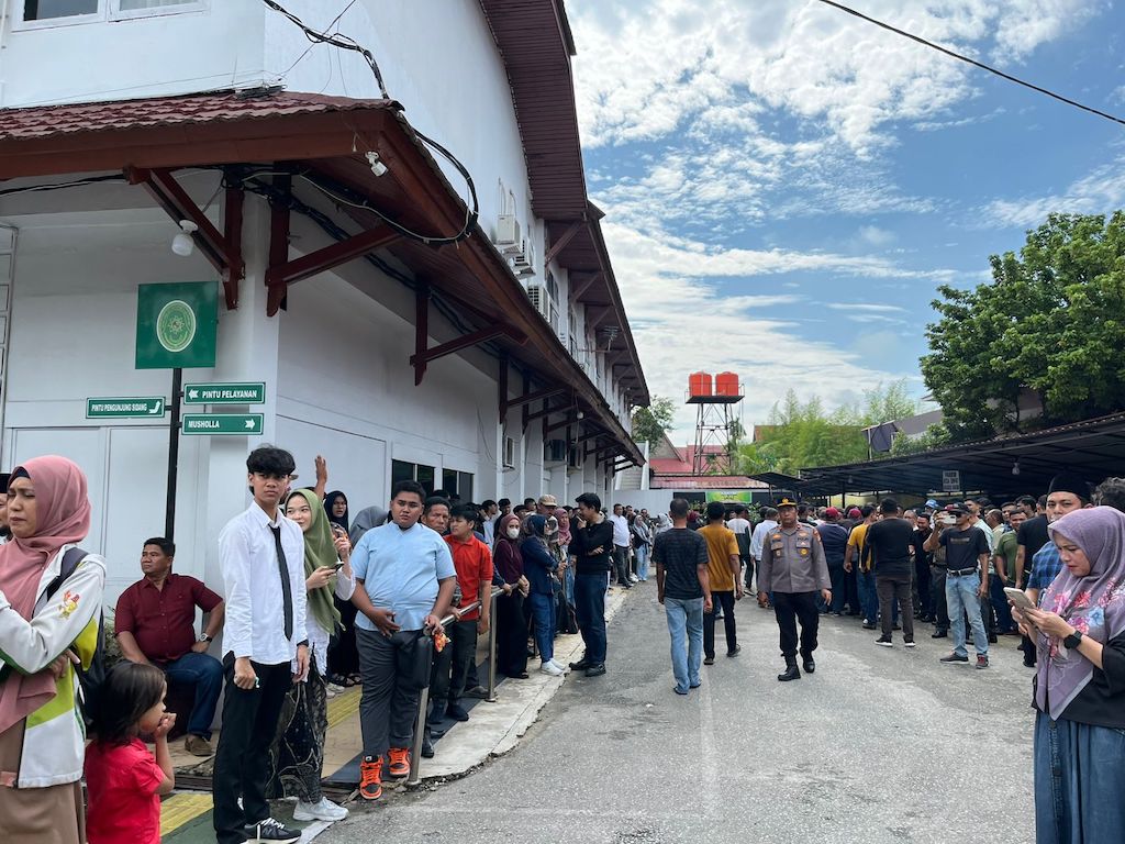 Ratusan Warga Padati PN Pekanbaru, Dukung Abdul Wahid Jelang Sidang