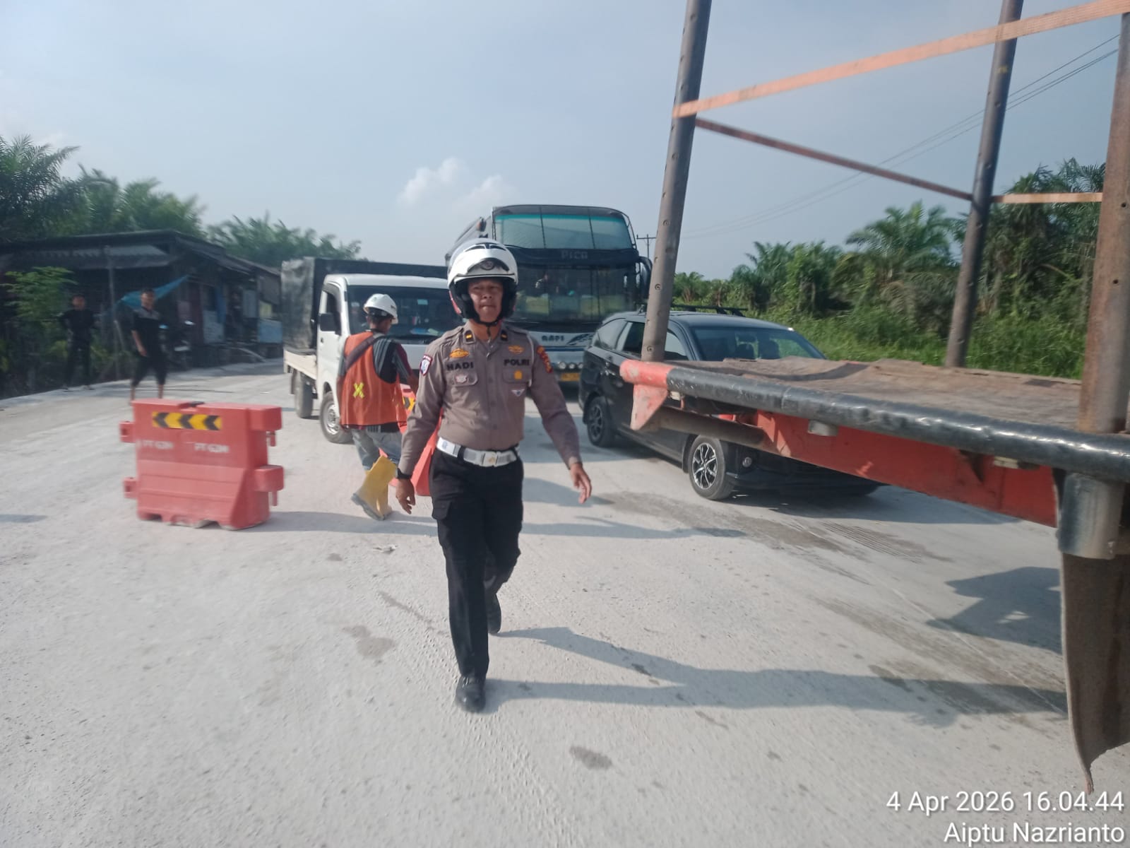 Tim Raicet Satlantas Polres Pelalawan Urai Macet Parah di Lintas Timur