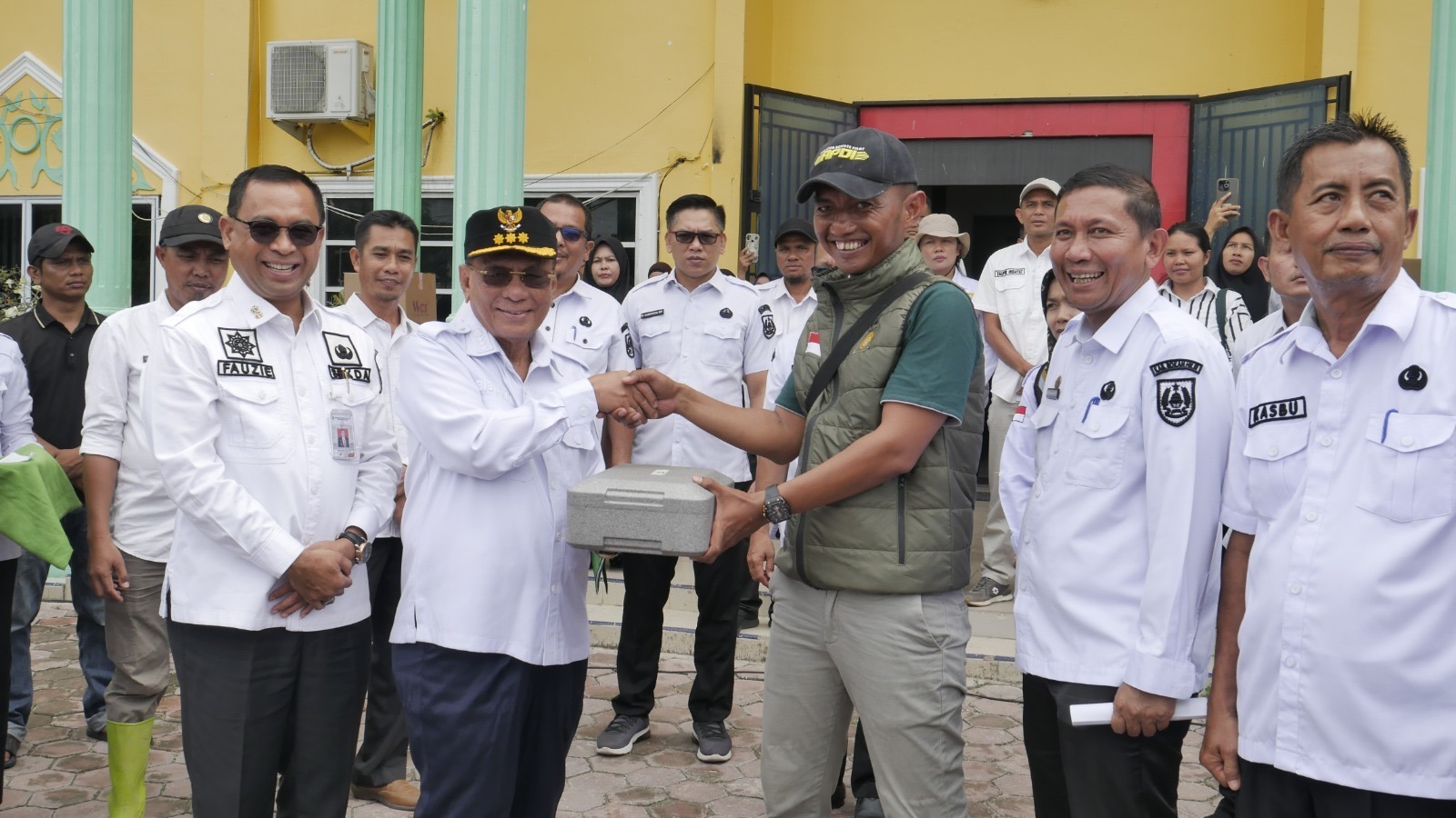 Rohil Terima Drone Pertanian Pertama di Riau, Bupati Serahkan Bantuan Alsintan dari Kementan