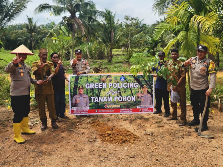 Gaungkan Green Policing di Rohil, Polsek Rimba Melintang Tanam Pohon di Masjid