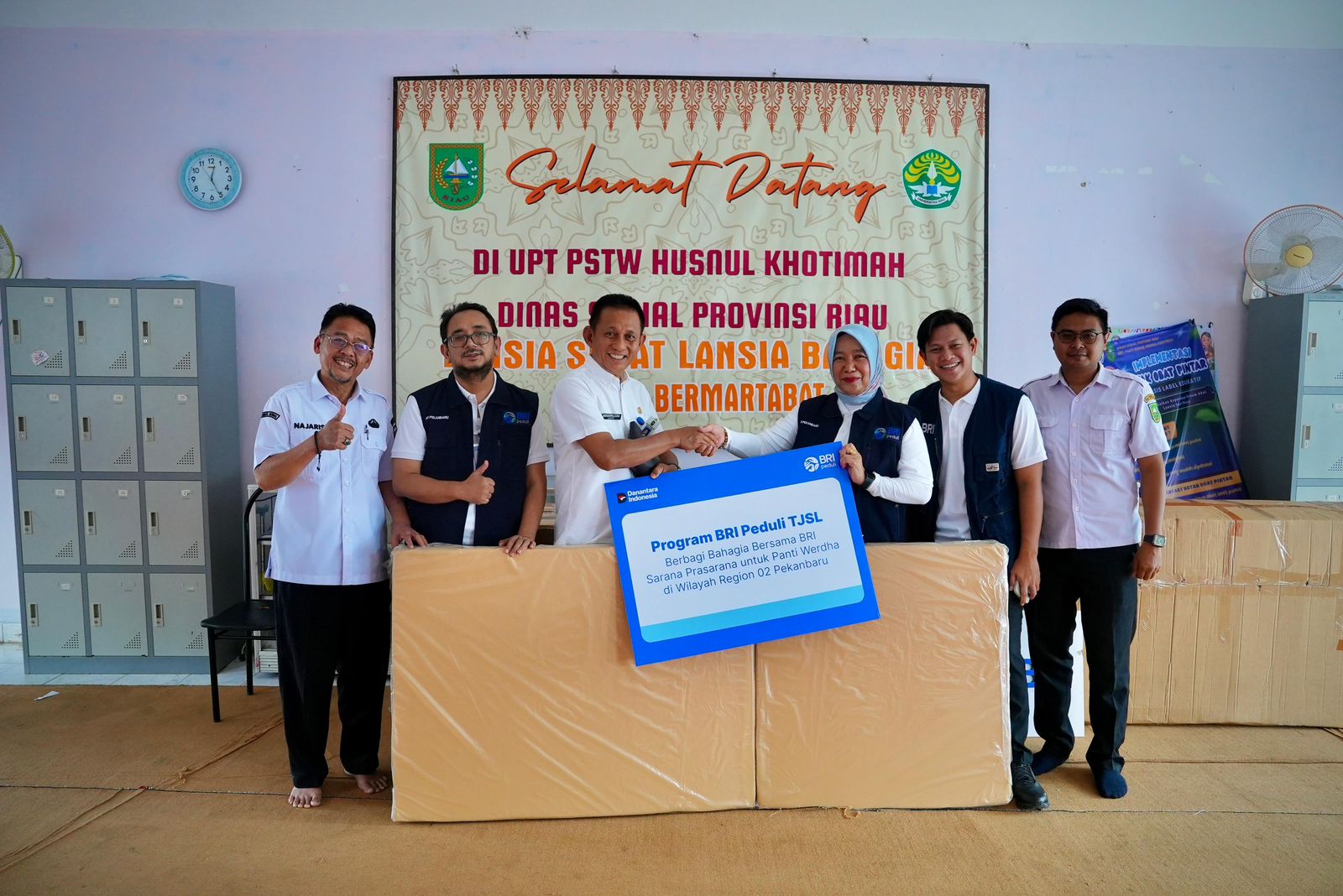 BRI Region 2 Pekanbaru Berbagi Sembako Untuk Panti dan Sarana Prasarana bagi Lansia di Panti Werdha