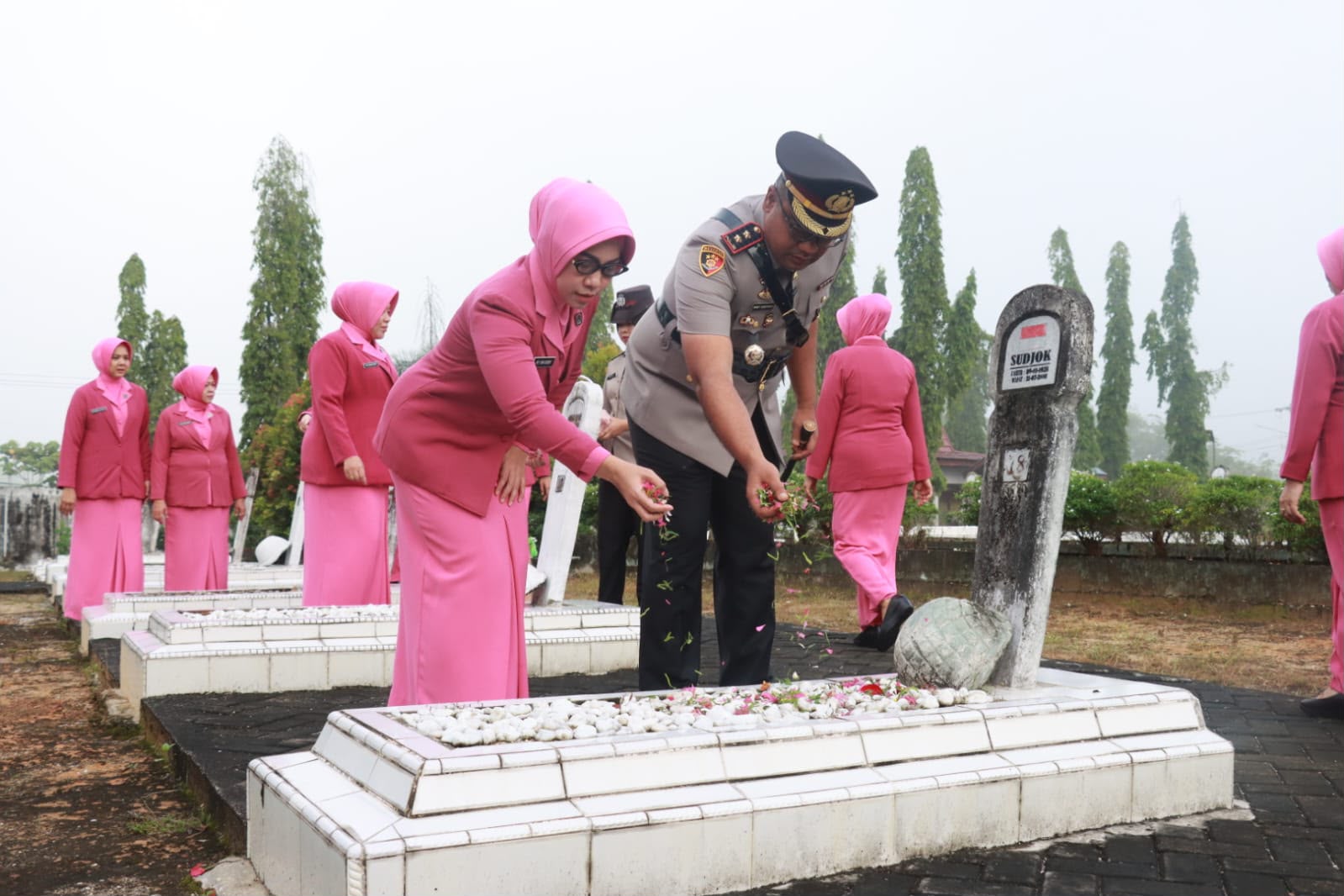 Jelang HUT Bhayangkara ke-80, Kapolres Kampar Ziarah dan Tabur Bunga di TMP Kusuma Eka Bhakti