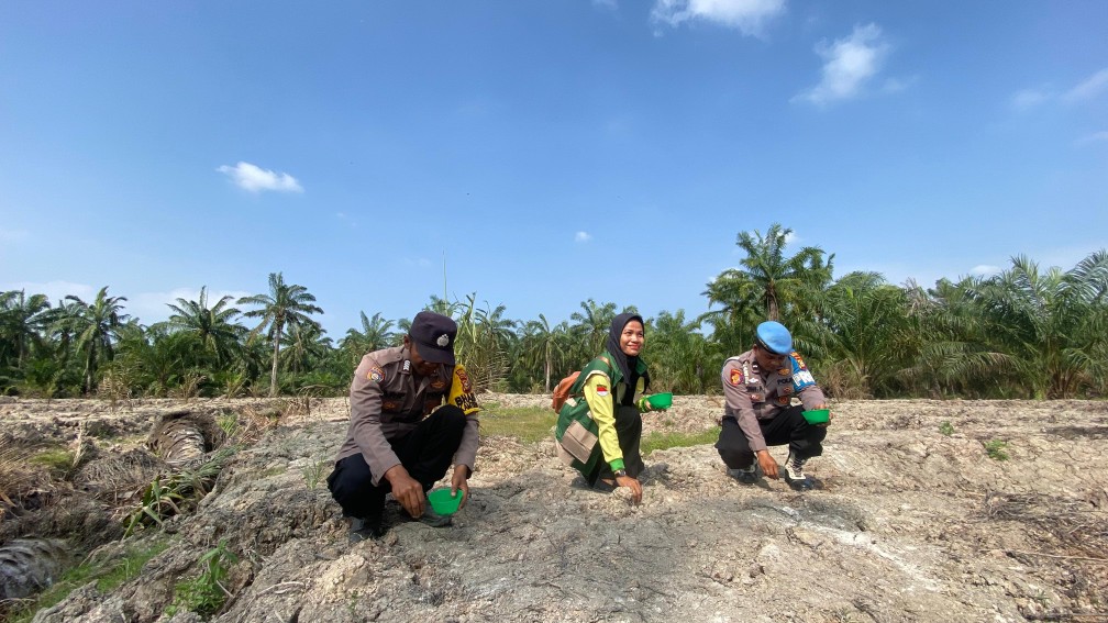 Bhabinkamtibmas Bangko Mukti Pimpin Penanaman Jagung Pipil di Rohil