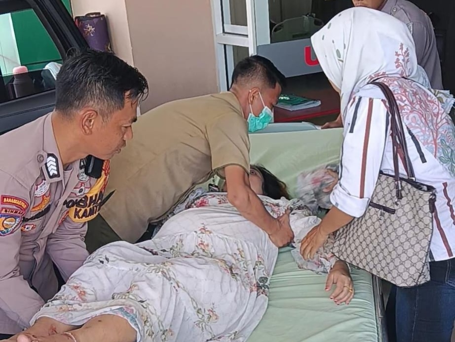 Viral! Aksi Heroik Polisi di Rohul Selamatkan Ibu Hamil Korban Kecelakaan