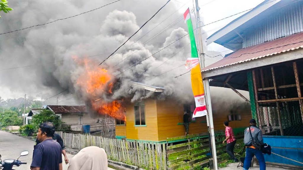 Rumah Camat Merbau dan Ketua DPRD Meranti Terbakar