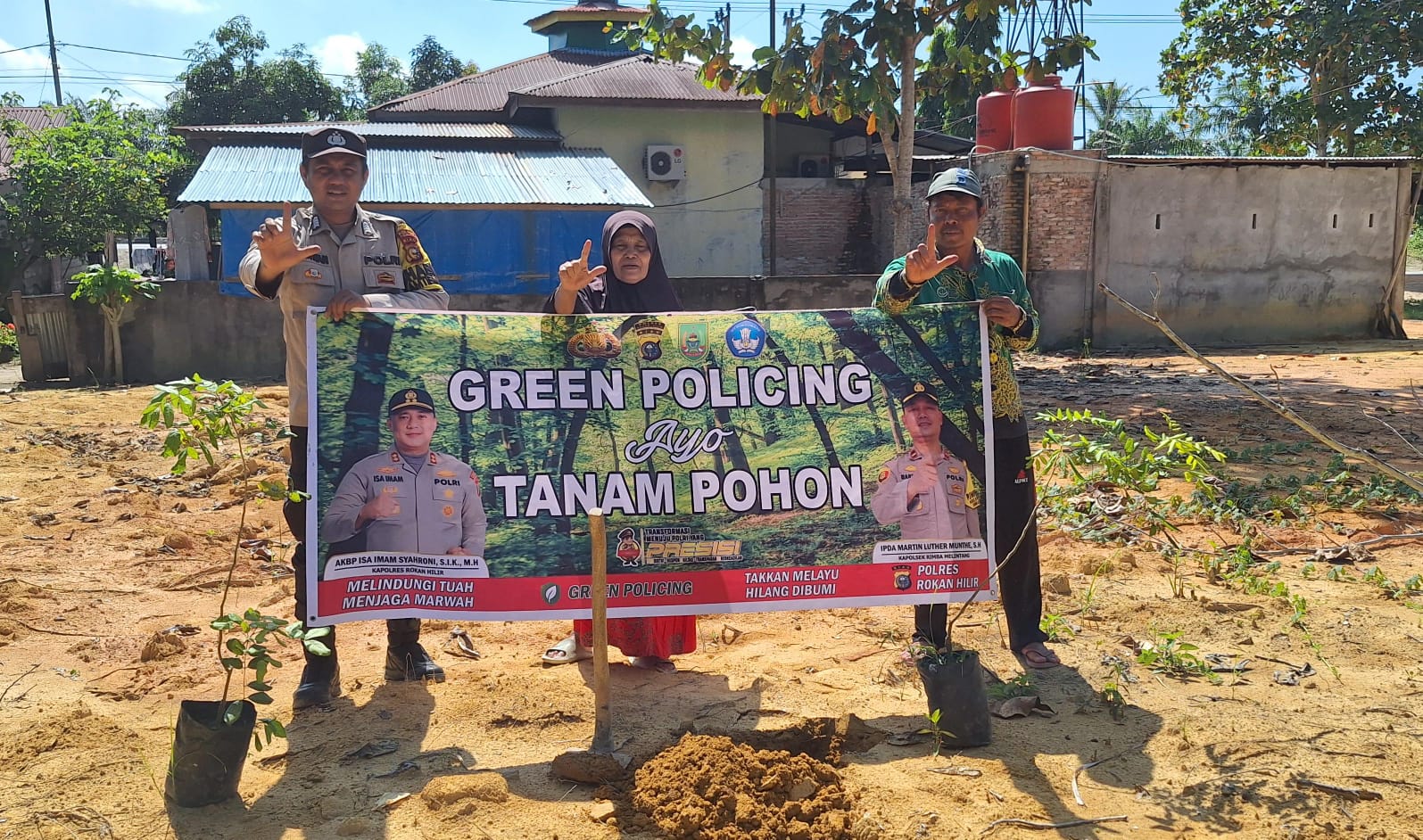 Polsek Rimba Melintang Lakukan Green Policing dengan Tanam Pohon di Musala