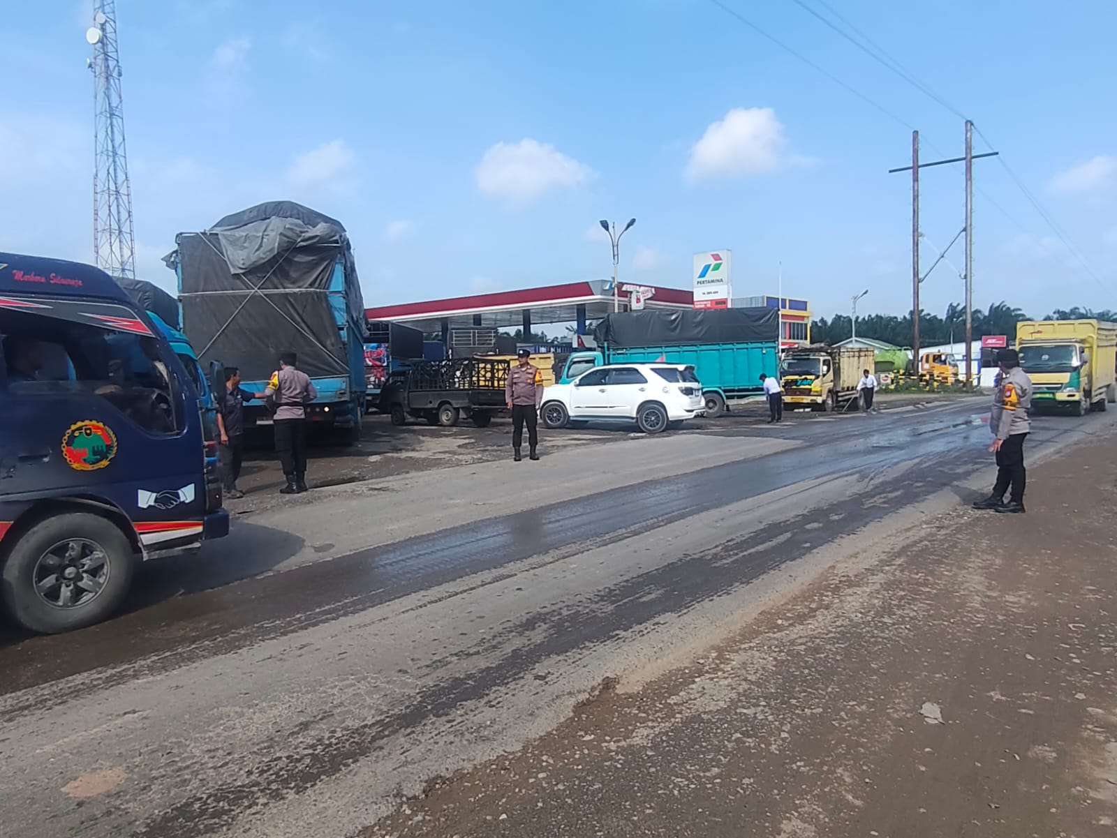 Antisipasi Macet di SPBU Bangko Pusako, Polisi Lakukan Pengaturan Lalu Lintas