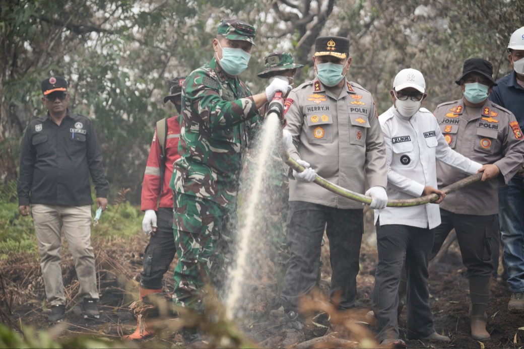 Kapolda Riau dan Pangdam Tuanku Tambusai Kompak Padamkan Karhutla di Pelalawan