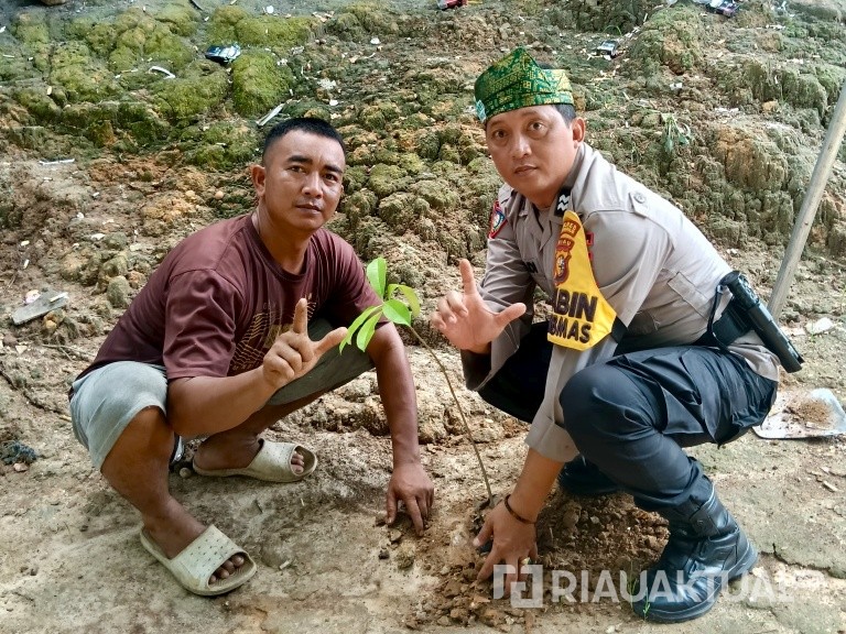 Implementasikan Program Kapolda Riau, Polsek Rimba Melintang Green Policing dengan Tanam Pohon Bersama Warga