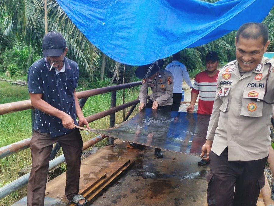 Polisi dan Warga Gesa Renovasi Jembatan Merah Putih Presisi Tahap II di Rimba Melintang