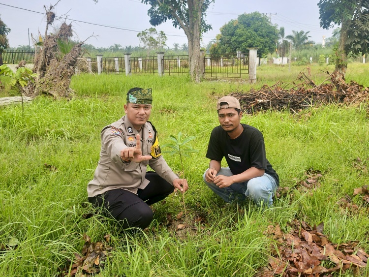 Green Policing di Pematang Sikek Rohil, Polsek Rimba Melintang dan Warga Tanam 5 Pohon Buah