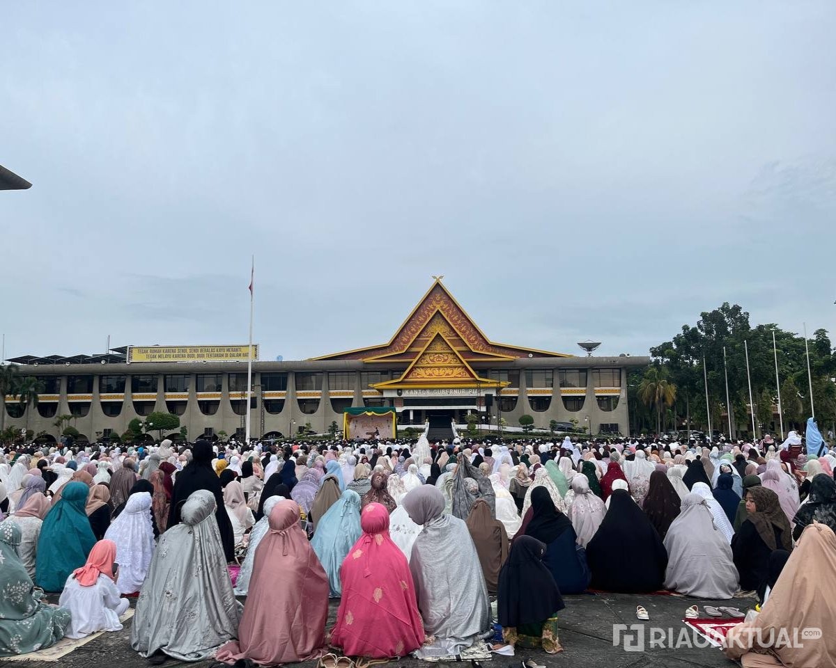 Ribuan Masyarakat Penuhi Halaman Kantor Gubernur Riau