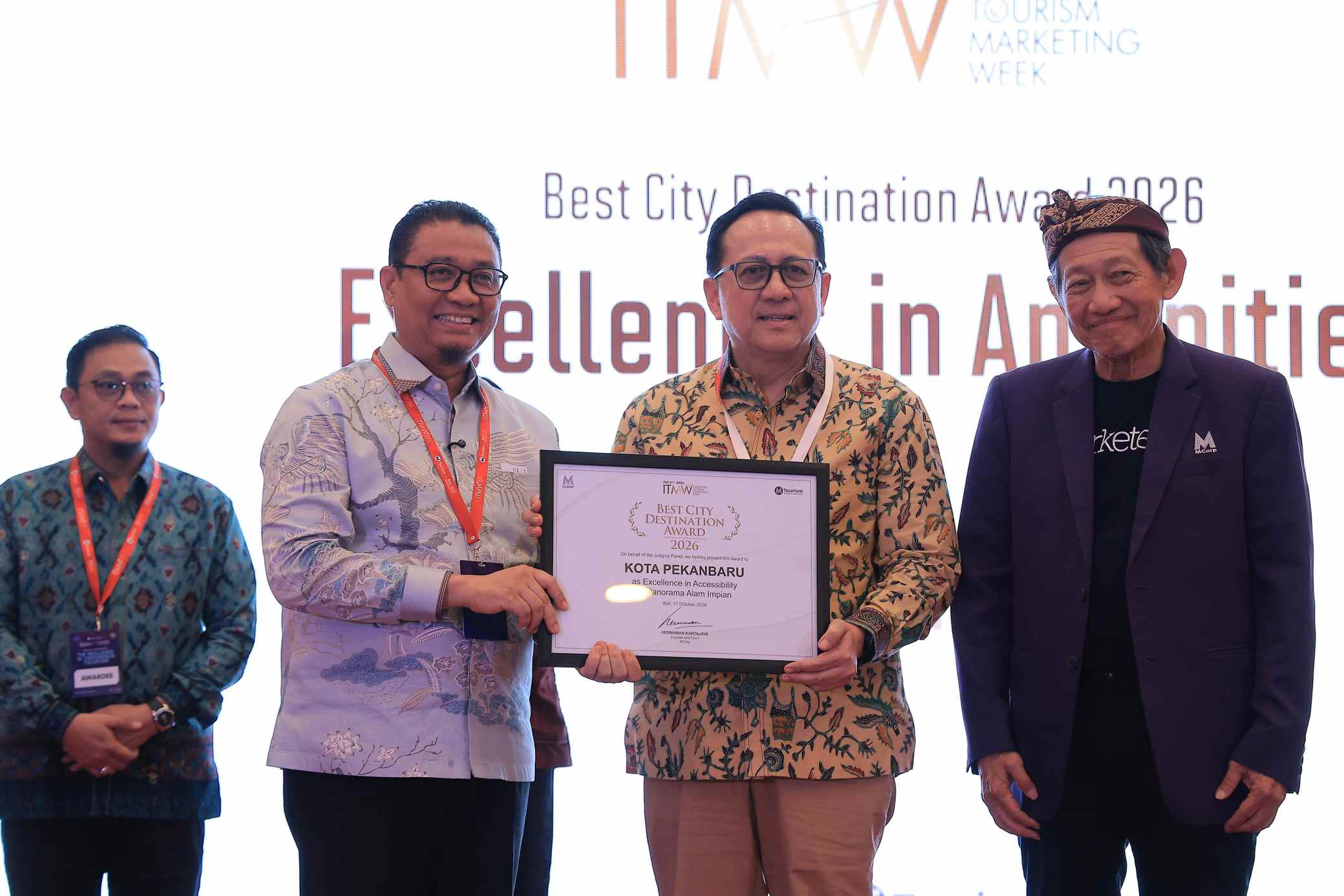 Pekanbaru Sabet Penghargaan Pariwisata Nasional, Wawako Terima ITMW Destination Awards 2026