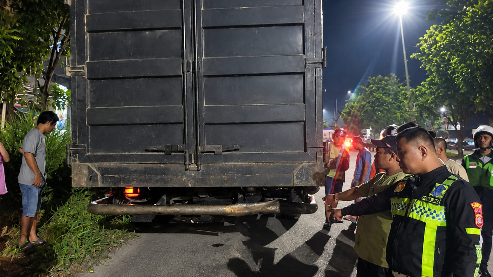 Pelajar Tewas Usai Tabrak Truk Parkir di Jalan SM Amin Pekanbaru