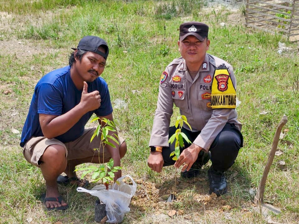 Cegah Karhutla dengan Green Policing, Polsek Rimba Melintang dan Warga Tanam 5 Pohon Buah