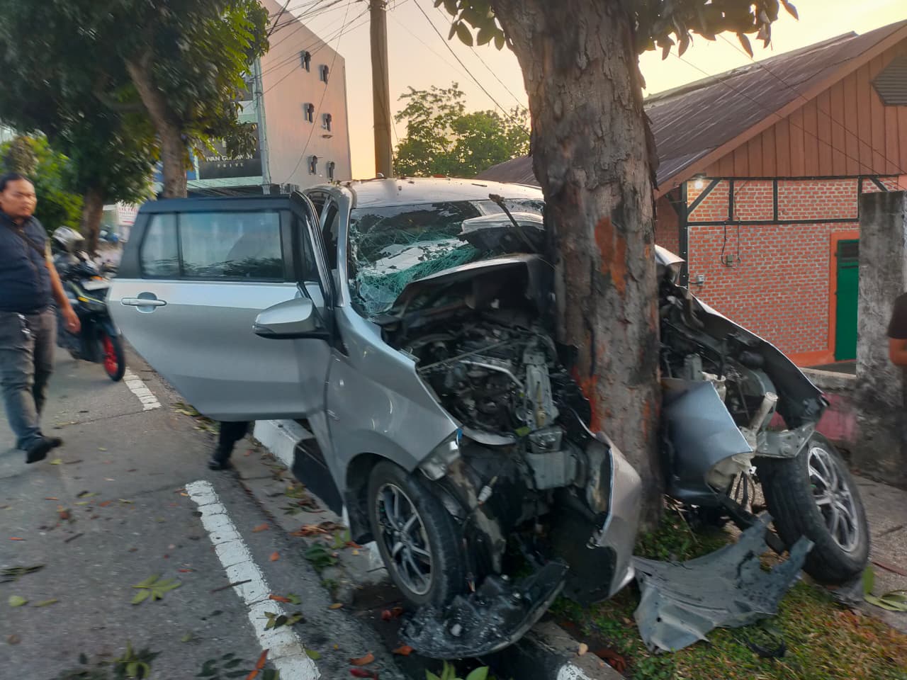 Diduga Hilang Kendali, Mobil Ringsek Hantam Pohon di Jalan Sudirman Pekanbaru