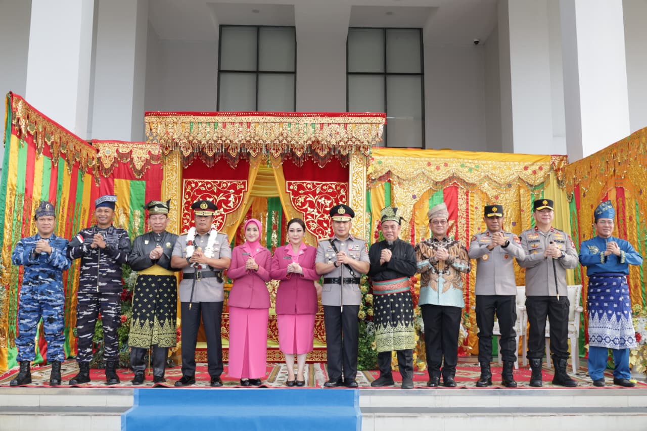 Resmi Bertugas di Riau, Kapolda Arman Achdiat Disambut Tepuk Tepung Tawar