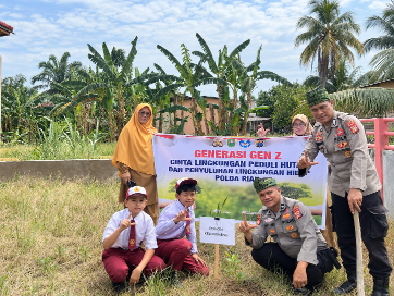 Green Policing Masuk Sekolah, Polsek Rimba Melintang Tanam Dua Pohon di SDN 01 Teluk Pulau Hulu