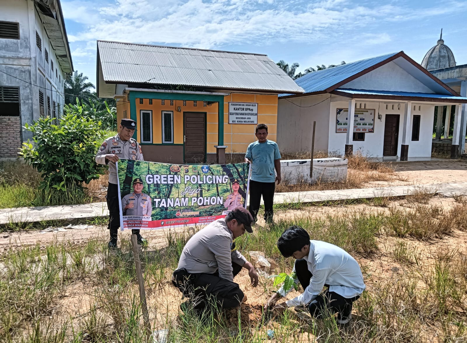 Green Policing, Polsek Rimba Melintang Tanam Pohon dengan Warga Rohil