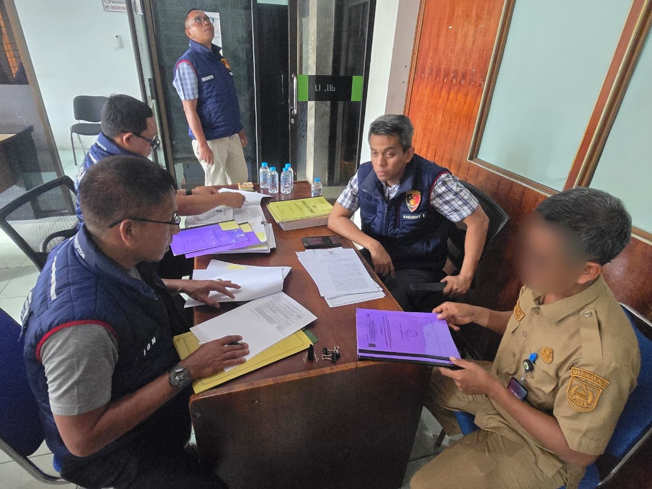 Polda Riau Geledah Kantor PUTR Rohil, Dokumen Proyek Jembatan Air Hitam Disita