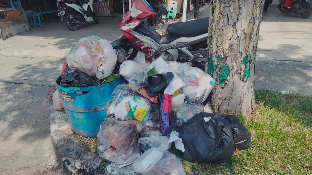 Sampah Membusuk di Jantung Kota Siak, Warga dan Wisatawan Keluhkan Bau Menyengat