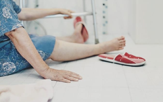 Lansia Kerap Jatuh di Kamar Mandi, Ternyata Ini Penyebabnya
