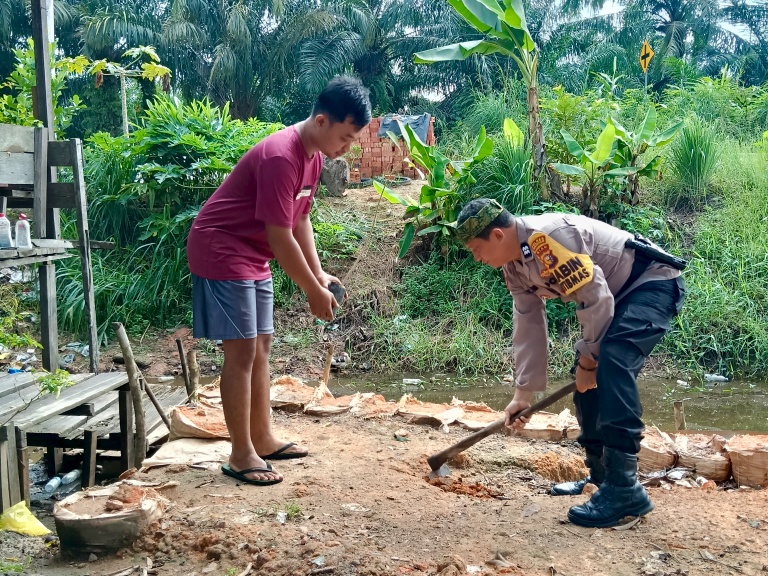 Green Policing, Polsek Rimba Melintang Tanam Pohon Mangga di Halaman Rumah Warga Teluk Pulau Hulu