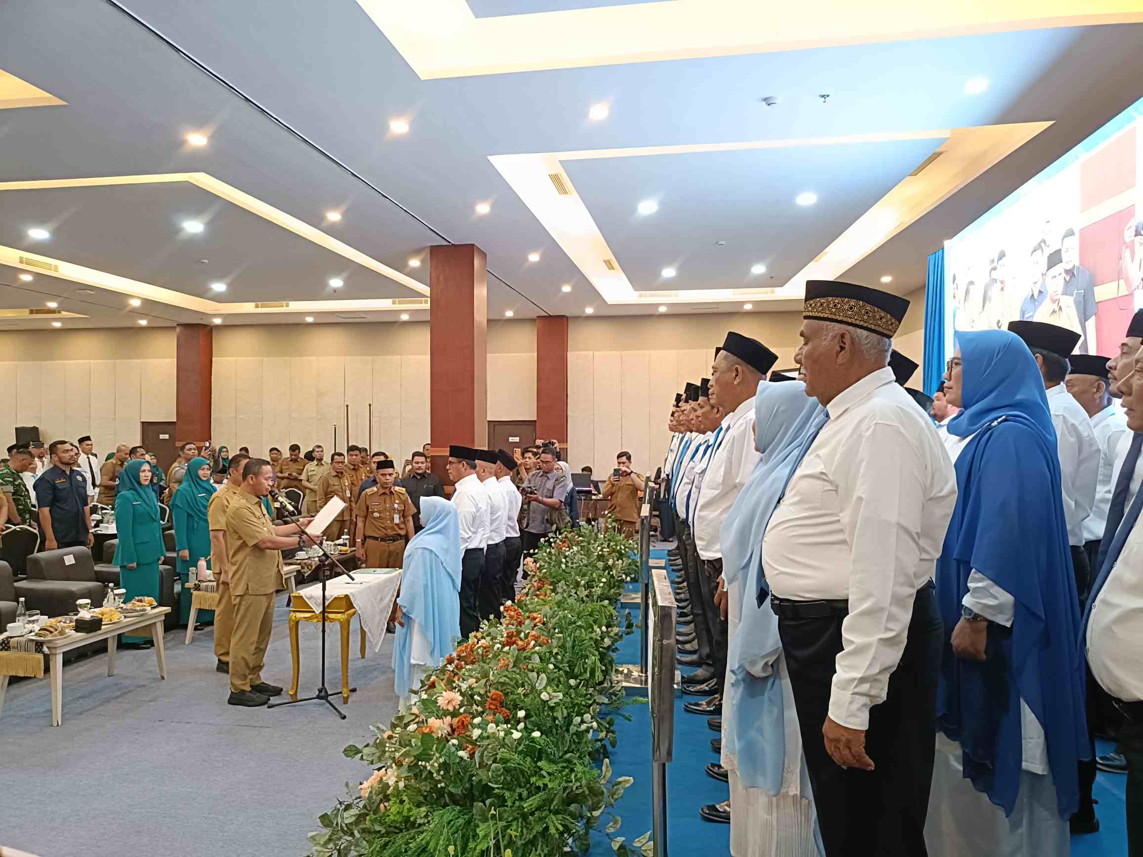 Kukuhkan Ketua RT dan RW di Limapuluh, Wako Agung: Turun ke Tengah Masyarakat dan Bantu Warga 