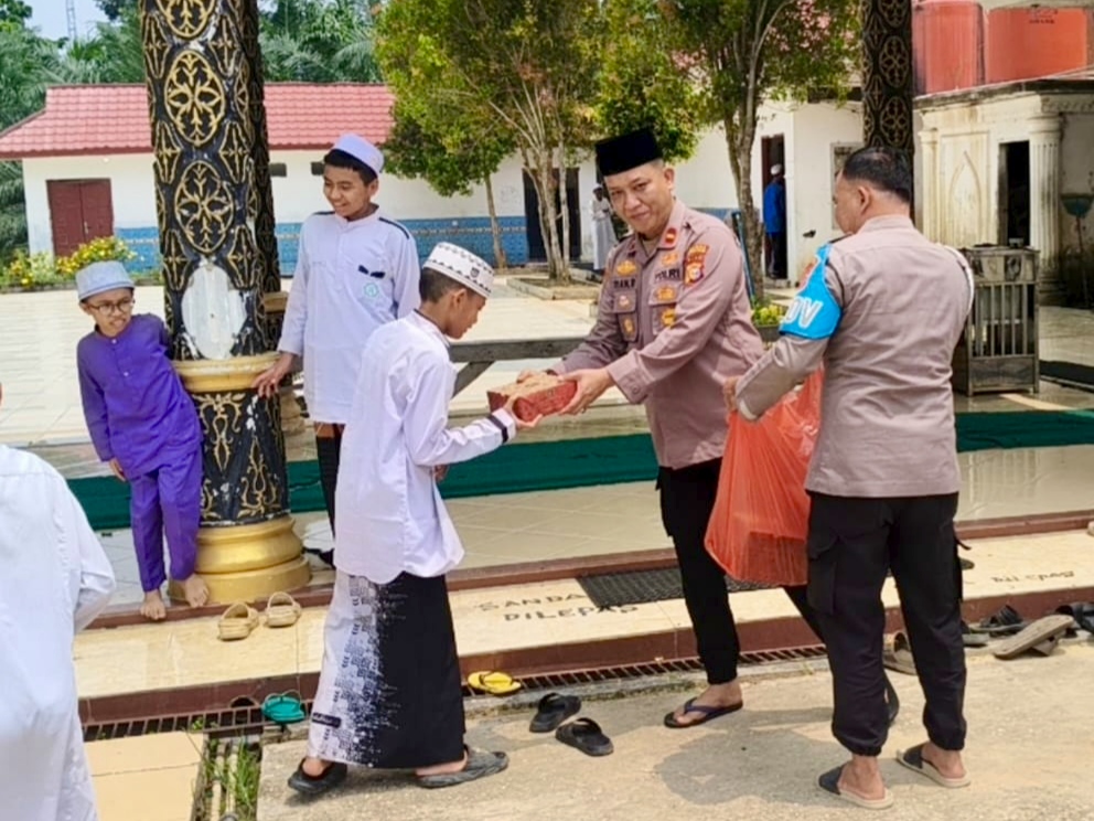 Jumat Berkah, Kapolsek Rimba Melintang Bagikan Sedekah Makanan Kapolres Rohil di Masjid