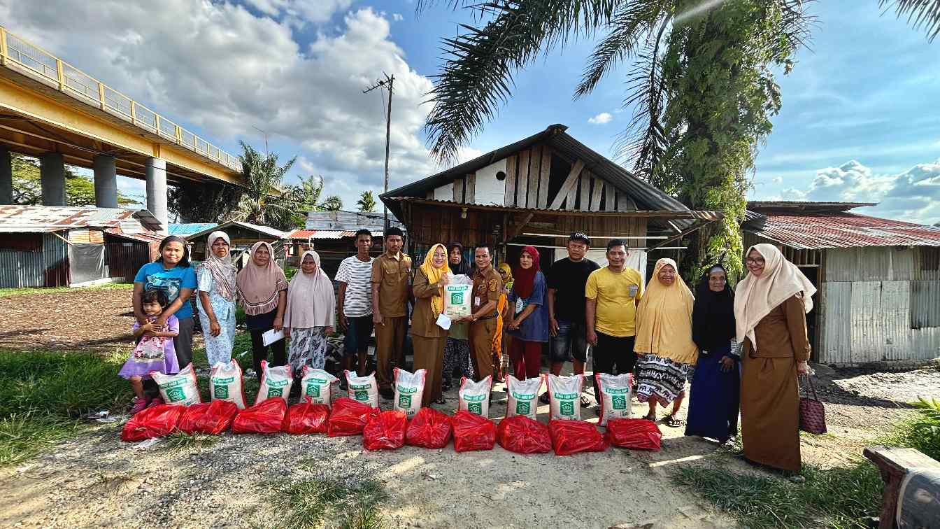 Tinjau Tepian Sungai, Wako Agung Spontan Beri Bantuan Sembako ke Warga Rumbai 