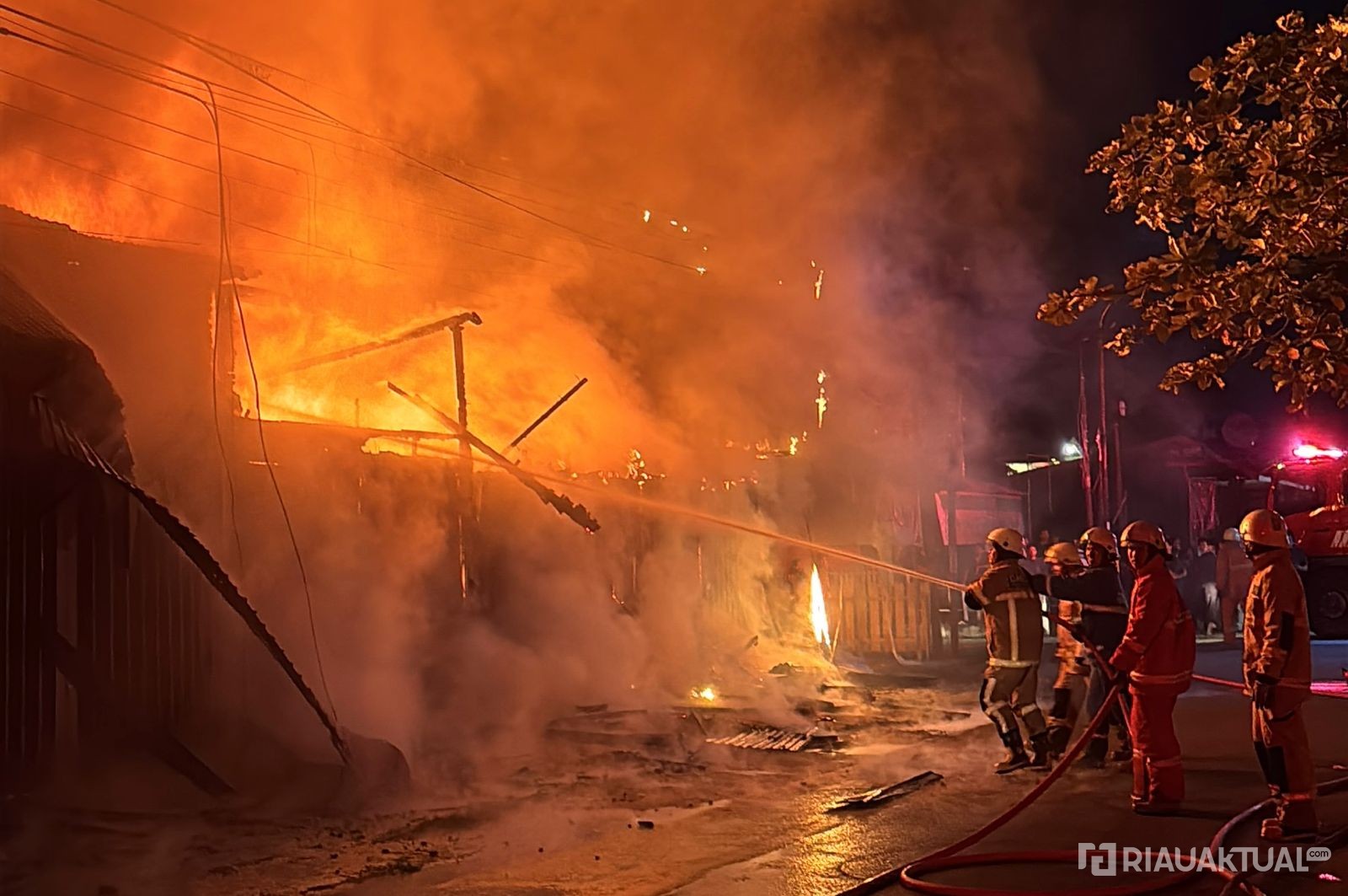 Kebakaran Kios di Pekanbaru, 6 Unit Damkar Dikerahkan Jinakkan Api