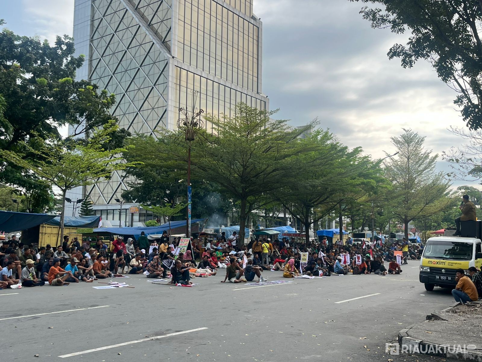 Ratusan Massa Aksi Datangi Kantor Gubernur, Tolak Relokasi TNTN