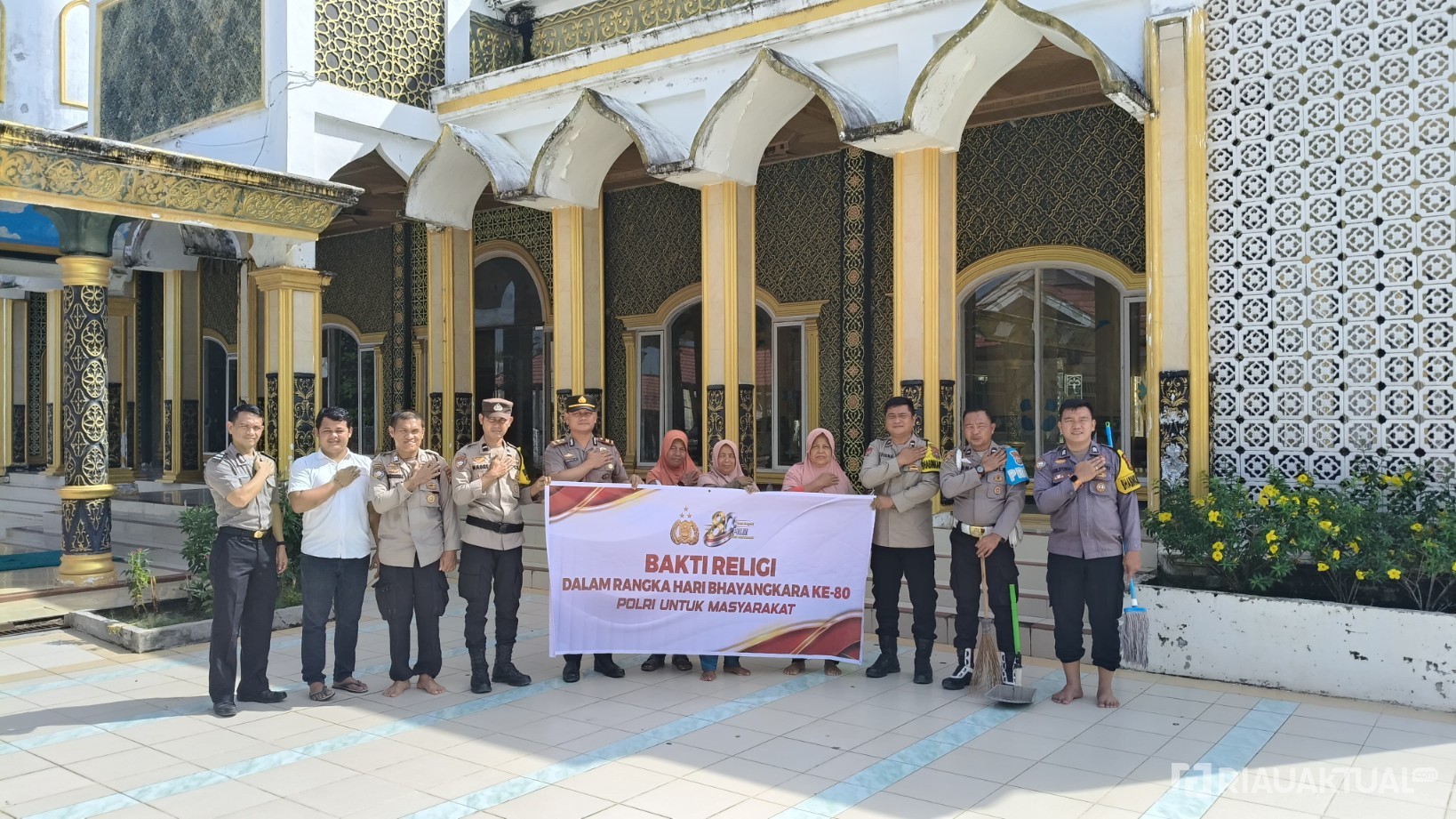Jelang Hari Bhayangkara ke-80, Polsek Rimba Melintang Bersihkan Masjid Raya Almunawarah