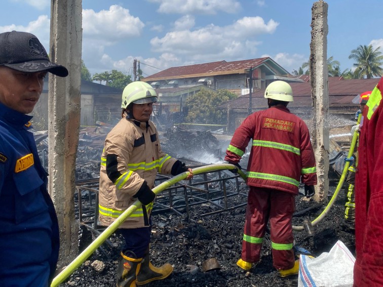 8 Kios Semi Permanen di Jalan HR Soebrantas Pekanbaru Ludes Terbakar,