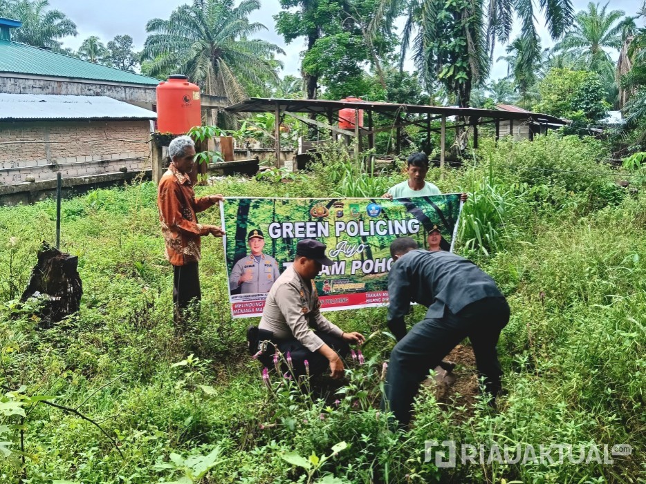 Jaga Alam, Polsek Rimba Melintang Green Policing dengan Tanam Pohon di Lingkungan Musalla