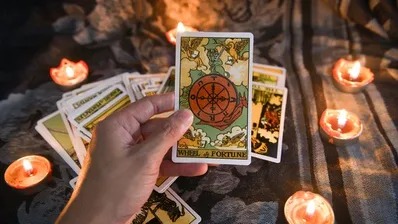 Membaca Fenomena Gen Z Pakai Tarot dari Perspektif Psikologi