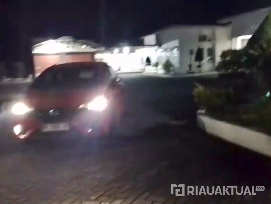 Wabup Kuansing Keluar dari Rumah Dinas Sekda Usai Tim KPK Tinggalkan Lokasi