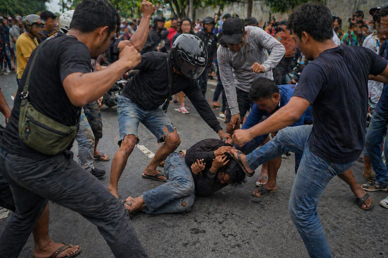     Gagal Kabur! Maling Motor di Stadion Utama Riau Jadi Bulan-bulanan Warga