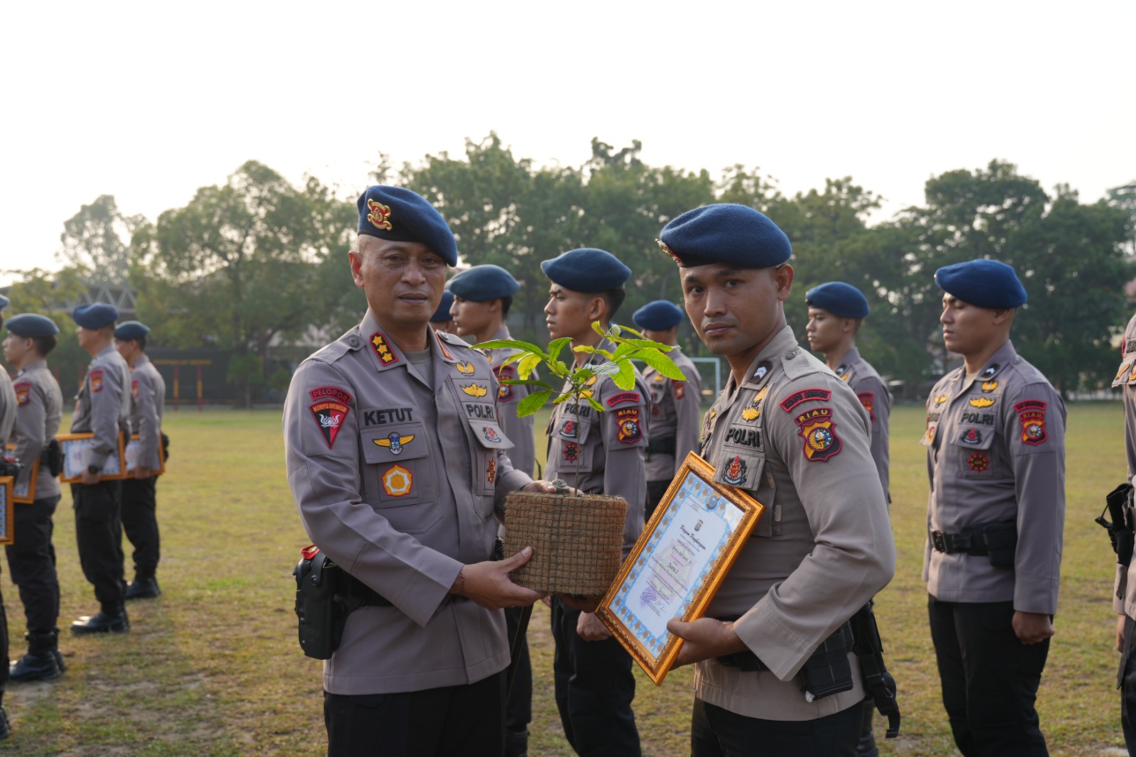 20 Personel Brimob Riau Diganar Penghargaan, Dansat: Jadikan Prestasi sebagai Motivasi