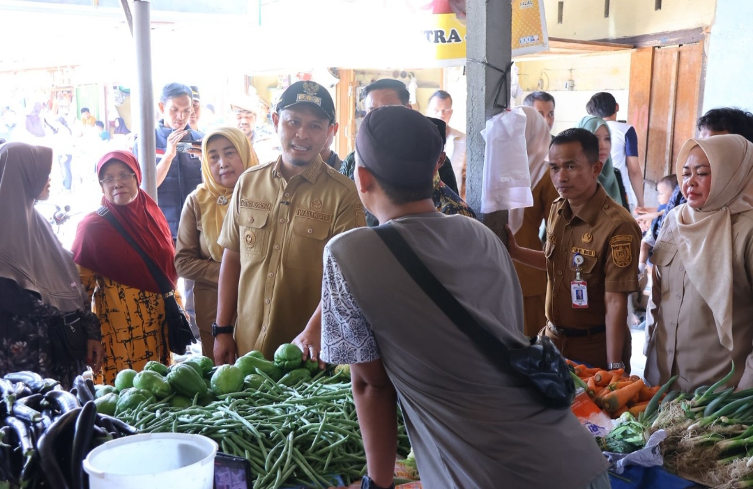 Wako Pekanbaru Turun ke Pasar Dupa, Pastikan Stok dan Harga Sembako Stabil Jelang Iduladha 