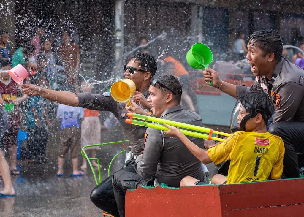 Night Carnival Perang Air 2026 Meriah, Ribuan Wisatawan Padati Selatpanjang