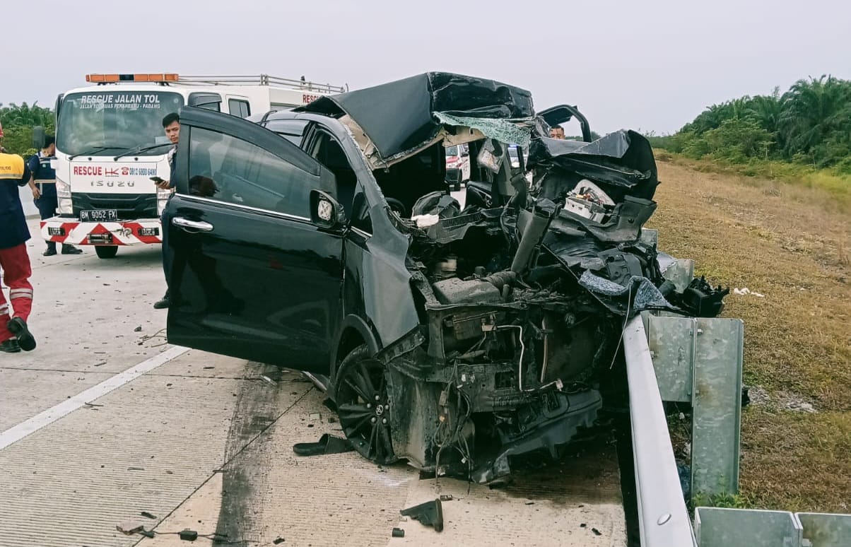 Tragis! Mobil Hantam Truk di Tol Bangkinang, Ustaz dan Dosen Tewas