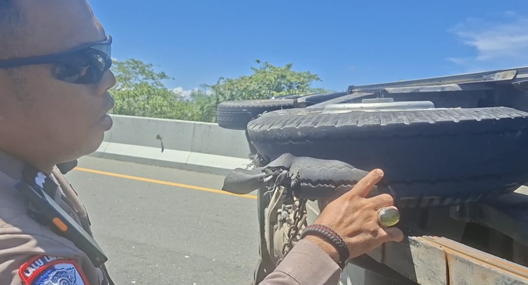 Pikap Bermuatan Infus Pecah Ban dan Rebah di Tol Pekanbaru-Dumai