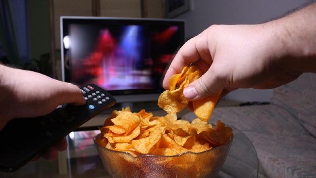 Makan Sambil Nonton Jadi Gaya Hidup Baru Gen Z